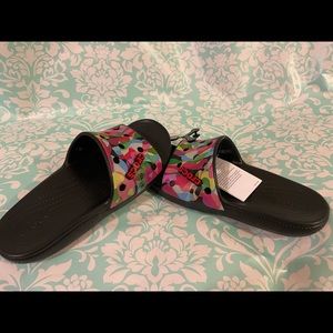 CLASSIC CROCS TIE-DYE GRAPHIC SLIDE MEN SZ 8 / WOMEN SZ 10 BRAND NEW NO BOX